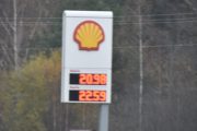 Så har vi kommet til Namnå, og her er det en bensinstasjon. Her er prisen på bensin kr. 20.98 og på diesel kr. 22.59, det betyr at bensinen holder seg stabil, men dieselen svinger litt