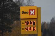 Men så er vi på Flisa og må sjekke prisene igjen, her koster bensinen kr. 20.89 og dieselen kr. 23.37. Så hva betyr det, bensinprisen holder seg, men dieselen stiger