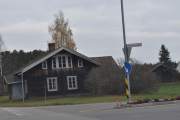 Så har vi kommet til Glesmyrvegen og her skal vi svinge til høyre. Rett foran oss har du gårdstunet Kirkelund fra 1800 tallet som ble flyttet hit i 1869, det er forskjellige årstall på bygningene her