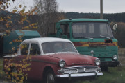 Det er en Hillman og en Ford, det jeg ser med en gang er at dem er veteraner