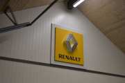Men nå har jeg sluppet inn i Renault garasjen, og det første jeg ser er skiltet fra høsttreffet på Brandbu