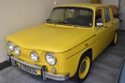 Dette er en Renault 8 med knekt panser og har fire lykter i fronten. Den er fra 1969, og enten så ser vi på en Gordini eller en Sport