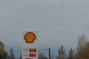 Dem ligger to minutter ifra hverandre og det er vel dette vi kaller priskrig, her er jo prisen kr. 22.09 på diesel og kr. 20.97 på bensin. Tar jeg ikke feil så er begge betjente