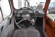 Akkurat, jeg sitter i en Renault 4, men hva er det som er litt rart?