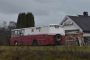 Vi passerer Solør Brodering som har en Volvo buss fra 1972, da er vi ved Eidsvegen 168 som har det meste av utstyret