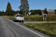 Det første dårlige tegnet jeg får er at tøffingen i sin Renault 10 har parkert ved siden av veien og venter på meg. Han skal absolutt kjøre forbi meg, så jeg håper at jeg rekker å ta bilde av han når han kommer