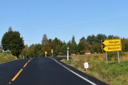 Aha! Det er slike skilt vi skal se etter, vi skal oppover mot Haugen og Røsåsen. Et eller annet sted oppi der skal vi passere en liten bru og bokstavletingen begynner