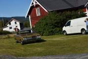 Noen har stilt opp bilene sine langs veien også og jeg tar bilde. Dette er en fin Buick Skylark 2 dht fra 1965 som snart skal på veien igjen