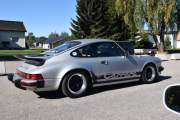 Nå fikk jeg et fint bilde av Porsche 911 S fra 1975 som stod ved siden av meg på Kvisle Utviklingspark. Tenk, bilen min og denne er like gamle