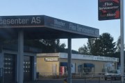 Der borte ser jeg en gammel Mercedes-Benz Diesel fra 1977, den vil vi nok se på veien i morgen