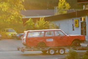 Det er fin utsikt fra Steakhouse mens vi venter på maten. Det ser ut som det skal være et rally løp ett eller annet sted her i helgen også