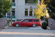 Raggarbil, så tenker vi på en stor amerikansk bil, men kjører du en Volvo Herregårdsvogn så er det Street meet på Flisa vi tenker på