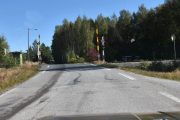 Men rett etter Hansens verksted tar vi til venstre og kjører inn mot Sorknesfeltet. Vi skal følge veien sørover og i krysset ved Møllerud skal vi ta av til høyre mot Namnå sentrum