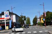 Her kommer Esso stasjonen hvor vi skal svinge til venstre, men det kommer også en Chevrolet Corvette imot oss