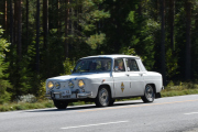 Men her kommer de begge veier, og han her kjenner vi - Renault 8