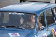 Nå reiser fruen av gårde med den gamle bilen, nå skal hun hente en sprekere bil