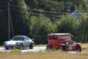 Her kommer det inn to biler vi kjenner igjen, den første er en A-Ford av typen Ford Tudor Sedan 55-B og nå er vi i de harde 30 åra. Bilen bak er en Porsche 911 S og da er vi i 70 åra igjen