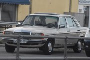 Her kan vi se nærmere på Mercedes-Benz fra 1977, den har soltak også ser jeg