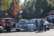 Alle her har vi telt, men fra venstre så står det en Ford-A Coupe fra 1931, neste er en Renault 4 L fra 1967 og den siste til høyre er en Ford Customline fra 1954. Alle tre er veldig fine, så har vi brukt det ordet også