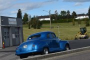 Neste bil vi passerer er en Plymouth Deluxe Coupe fra 1948, du ble nok litt overasket nå, den ser jo ikke så gammel ut