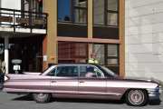 Neste bil som kommer inn er en Cadillac Serie 62 fra 1961, den er strøken, og det er jo de fleste bilene her