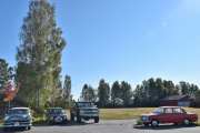 Her har vi også noen biler vi ikke har registrert, den helt til venstre har vi sett på før og det var en Ford Customline fra 1954. Men til høyre står en Volvo 142 fra 1973, og neste er en Chevrolet Silverado fra 1985. Og helt til høyre står det en Vauxhall Victor Super 3 Speed fra 1964. Bredden på alle bilmodellene vi ser her er helt utrolig