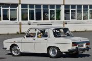 Her kommer det en som jeg kjenner godt, han kommer i sin Renault 10 fra 1967. En tøffing som kjører en tøff bil og jeg håper han starter før meg så han ikke kjører forbi meg