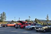 Her har vi noen som vi kan registrere, vi begynner fra venstre. Først en Mercury Marquis Coupe fra 1980, neste har vi sett på før, det var en A-Ford av typen Ford Tudor Sedan 55-B fra 1931. Så kommer en Pontiac Firebird fra 1967 og til slutt ved siden av min står det en Porsche 911 S fra 1975