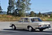 Men det har kommet flere, først så trodde jeg det var den vi så på Flisa i går, men da tok jeg feil. Dette er en Mercedes-Benz 250S fra 1966, strøken bil med originale felger