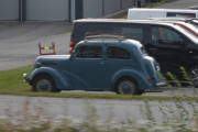 Dette var en gammel spennende bil, men er litt usikker på bilmerke. Kan det være en Ford Anglia?