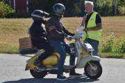 Niende mann ut er en scooter som heter Lambretta 150LI fra 1960, den ble produsert fra 1959 til 1961 i 270 000 eksemplarer. Likte også esken bak med teksten SPLIT PRUNES, må vel ha noe med svisker å gjøre