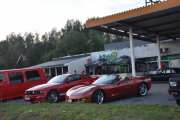 Joda, det er en del tøffe biler her i dag, fra venstre en Ford Mustang GT og til høyre en Chevrolet Corvette. Skal vi legge den inn i sjangeren bilentusiast til vi ser dem igjen?