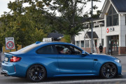 Men når jeg for slike biler i profil, så sliter jeg litt. Da kan du ikke bruke historien med runde kanter i 50 åra og spissere og spissere til 70 åra. Men jeg gjetter på at det er en BMW M2 da den ser ganske ny ut og blir selvfølgelig en råner