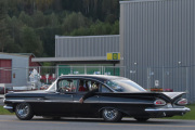 Så kommer det en med litt myke og spisse former, må være rundt slutten av 50 åra eller begynnelsen av 60 åra. Det er en Chevrolet Impala Bel Air og blir selvfølgelig en raggarbil