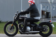 Så kommer det en Triumph Bonneville Bobber motorsykkel, dette er ikke min greie, men jeg tror ikke den er så gammel. Vi bare dokumenterer den denne gangen, men kommer den en gang til så...