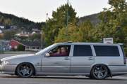 Her kommer enda en Volvo, dette må være en Volvo V70, men det er mange generasjoner på disse. Men uansett, det blir en rånerbil