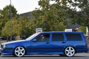 Her kommer det enda en Volvo og disse stasjonsvognene er like. Jeg tror at dette er en Volvo 850, så for det bare bære eller briste. Vi legger den inn som rånerbil i dag