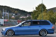 Så komme det en BMW hvor jeg syns at seriene er så vanskelige. Jeg tror dette er en BMW i 3-serien, men den er stylet opp. Vi legger den inn som rånerbil