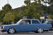 Disse rånerne kjenner vi igjen, de kommer i sin Volvo 242DL hvor DL står for De Luxe og det kler dem :-)