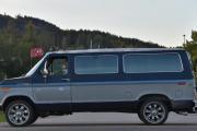 Neste er en Chevrolet Club Wagon XLT og de ble produsert fra 1964 til 1996 i flere generasjoner. Jeg vil tro at dette er en tredje generasjon og vi legger den inn som en raggarbil