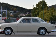 Neste er en Volvo Amazon 121 og det var den gangen det var enkelt å se forskjell på bilene. Vi legger denne inn som veteranbil til vi ser den igjen