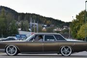 Dette mener jeg må være en Lincoln Continental, hvilken generasjon denne er vet jeg ikke. Så vi prøver å legge den inn som raggarbil i dag. Men husk at de er fine veteranbiler også, de som er over 30 år gamle