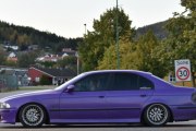 Så kommer det en BMW igjen, hva er dette for noe da? Kanskje en BMW i 5 serien rundt 2000, vi legger den inn som rånerbil