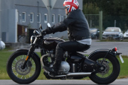 Her kommer Triumph Bonneville Bobber igjen, vi skulle prøve å finne ut årstallet på denne. Jeg gjetter fra 2017 og til nå, mulig jeg tar feil. Men siden han har passert to ganger, så legger vi han inn som råner