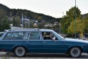 Nå blir jeg veldig usikker, men jeg syns den ligner på Chevrolet Caprice Classic. Mulig jeg tar feil her, men vi legger den inn som raggarbil