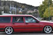 Enda en Volvo, hvilken modell er dette da? Vi satser på en Volvo 940 og da blir dem rånere i dag