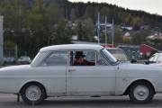Men her kommer det en som vi ikke har sett før, det er en Ford Taunus 12M som sklir rett inn som rånerbil