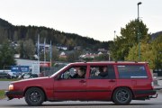 Her kommer en bil vi ikke har sett før, det er en Volvo 940 og de må bare være rånere