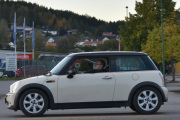 Neste må være en Mini Cooper, den kan da ikke være eldre enn 10 år tror jeg. Var litt redd for at jeg hadde tatt bilde av en EL-bil nå, men vi legger den inn i sjangeren råner