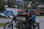 Men her kommer det noe gromt, det er en Harley Davidson. Litt vanskelig å fastslå alderen, men jeg tror det er en veteran. Dette må jo bli i sjangeren raggar, syns du ikke det..